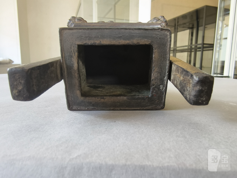 Two bronze incense burners, one on three legs, the second in the shape of a 'fang ding' - 图19